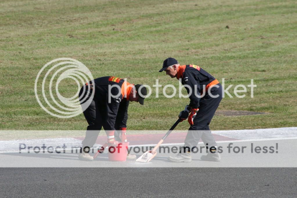 IMAGE: http://i839.photobucket.com/albums/zz320/Stav_98/Silverstone%20LMS%20120909/20090912-IMG_0482.jpg